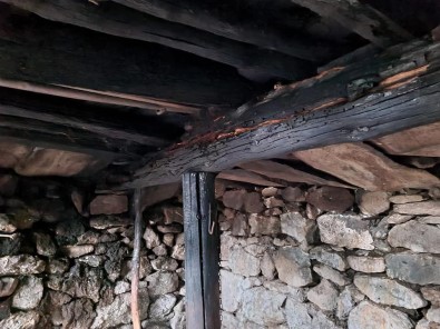 Ahirda Yangin Çikti, 10 Büyükbas Hayvan Telef Oldu