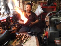 ERDAL ÖZCAN - Ayakkabilari 45 Derecede Atesle Yakarak Boyuyor