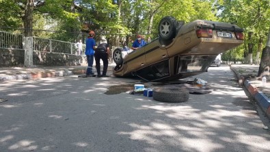 Aydinlatma Diregine Çarpip Ters Dönen Otomobil Sürücüsü 400 Promil Alkollü Çikti