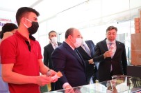  BAKAN VARANK - Bakan Varank Sicaktan Bunalan Takipçilerine Dondurma Servisi Yapti