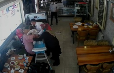 Bogazina Ekmek Takilan Çocugu 'Heimlich' Manevrasiyla Kurtardi