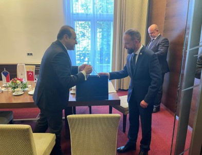 Çekya'nin Ostrava Belediyesi'nde Türk Bayragi Dalgalandi