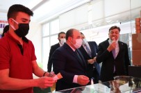  BAKAN VARANK - (Düzeltme) Bakan Varank Sicaktan Bunalan Gazeteci Ve Vatandaslara Dondurma Servisi Yapti