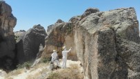 KAPADOKYA - IHA Gündeme Getirdi, Kapadokya'da Peribacalari Sprey Boyalardan Temizlendi