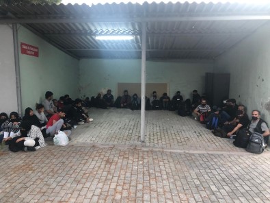 Izmir'de Göçmen Kaçakçiligi Operasyonu Açiklamasi 4 Gözalti