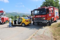 POLİS - Otomobille Çarpisan Taksideki Yaraliyi Itfaiye Ekipleri Kurtardi