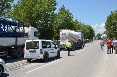 Panelvan, Tira Arkadan Çarpti Açiklamasi 2 Yarali