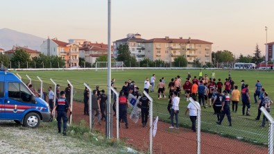 Taraftarlar Arasinda Çikan Kavgaya Polis Ve Jandarma Biber Gazi Ile Müdahale Etti
