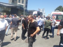 POLİS - Yenibosna'da Kaza Yapan Otomobilde Sikisan Sürücü Itfaiye Ekipleri Tarafindan Kurtarildi