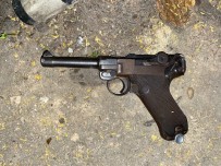 Aranmasi Olan Sahis Üzerindeki Tabancayi Yere Atarak Kaçmayi Denedi