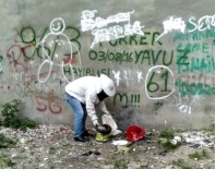 POLİS MEMURU - Arilarla Basi Dertte Olan Mahalleliyi Yine O Polis Kurtardi