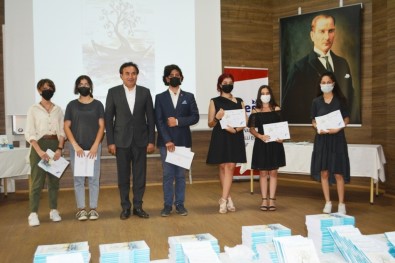 'Ayvalik Kiyilarindan Öyküler' Kitabinin Yazari Ögrencilere Ödül Yagdi
