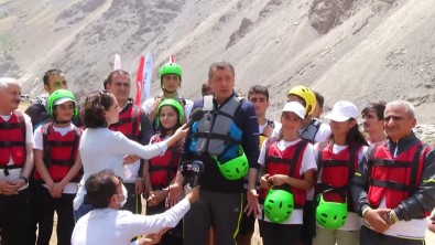 Bakan Selçuk, Hakkari'de Doga Kampi Ve Rafting Yapan Gençlerle Bir Araya Geldi