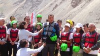 ZİYA SELÇUK - Bakan Selçuk, Hakkari'de Doga Kampi Ve Rafting Yapan Gençlerle Bir Araya Geldi