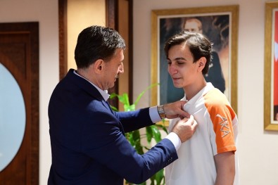 Baskan Bahadir, LGS'de Türkiye Birincisini Makaminda Agirladi