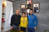 Baskan Sülük'ten Basarili Sporcuya Ödül