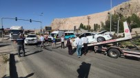 GÜVENLİK ÖNLEMİ - Otomobille Kamyonet Çarpisti Açiklamasi 2 Yarali