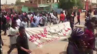 Sudan'da Güvenlik Güçleri, Baskanlik Sarayi Önündeki Protestoculara Müdahale Etti