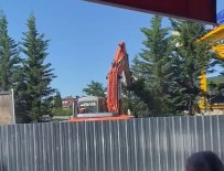 CEP TELEFONU - Üsküdar-Sultanbeyli Metro Insaatinda Agaçlarin Is Makinesiyle Parçalandigi Anlar Kamerada