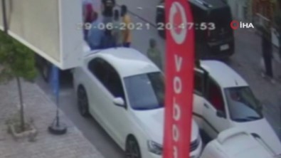 Yolun Karsisina Geçmeye Çalisan Küçük Kiza Otomobil Çarpti Açiklamasi Kaza Ani Kamerada