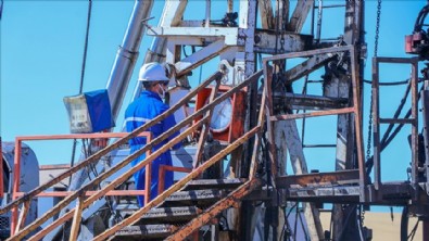 Diyarbakır'da 'petrol yok' denilip üzerine beton dökülen kuyudan petrol fışkırıyor!