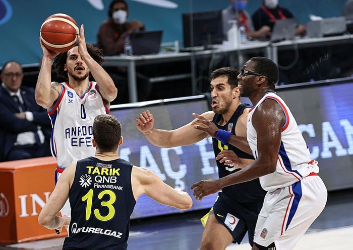 Anadolu Efes-Fenerbahçe finalinde gergin anlar!