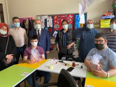 AK Parti Karabük Teskilatindan Özel Çocuklara Ziyaret