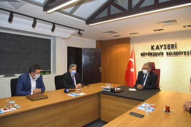 Baskan Büyükkiliç'a Ziraat Odalarindan Tesekkür Plaketi