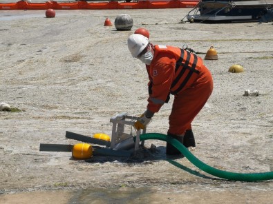 Caddebostan Sahili'nde Deniz Salyasi Temizligi Basladi