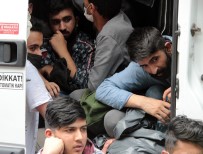 İNSAN TACİRİ - 'Dur' Ihtarina Uymayan Minibüsten 35 Kaçak Çikti