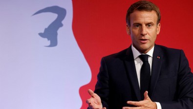 Macron'a şok! Bir anda suratına tokat yedi