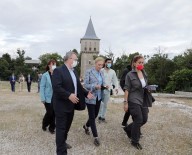 ÖZGÜR ÖZGÜLGÜN - Rotahane Ekibi Saglik Ve Imaret Müzeleri Ile Edirne Sarayi'ni Ziyaret Etti