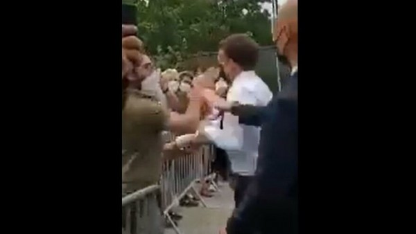 Macron'a şok! Bir anda suratına tokat yedi