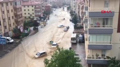 Ankara'da yoğun sağanak sonrası sel! Araçlar sürüklendi, caddeler su altında kaldı