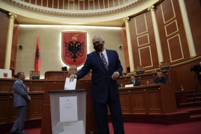 Arnavutluk Meclisinden, Cumhurbaskani Meta'nin Görevden Alinmasina Onay