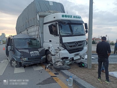 Baskent'te Kamyon Minibüsle Çarpisti Açiklamasi 2 Yarali