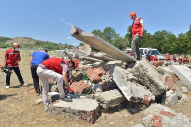 Egitimcilerden Gerçegi Aratmayan Deprem Tatbikati