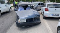 EHLİYETSİZ SÜRÜCÜ - Ehliyetsiz Sürücü Ters Yöne Girdi, Iki Otomobile Çarpti Açiklamasi 2 Yarali