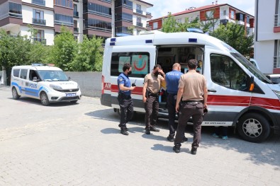 Evine Balkondan Girmeye Çalisan Kadin Beton Zemine Düstü