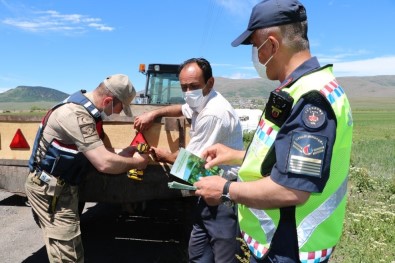 Jandarma Traktör Kazalarini Önlemek Için Reflektör Dagitti