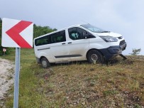 DİREKSİYON - Kontrolden Çikan Ticari Araç Toprak Tepecige Çarparak Durabildi