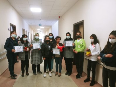 Ögrenciler Tohumdan Yetistirdigi Çiçekleri Saglikçilara Hediye Etti