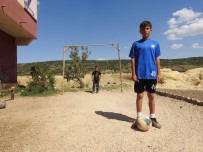 HÜSEYIN DEMIR - Sehitkamil Belediyesi, Genç Futbol Tutkununa Duyarsiz Kalmadi