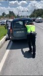 TRAFİK POLİSİ - Trafik Polisi, Yolda Kalan Araci Iterek Sürücüye Yardim Etti