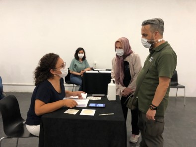 Alisveris Merkezinde Gezerken Asi Yaptiriyorlar