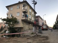 Ankara'da Istinat Duvarinda Hasar Olusan Binada Topuk Dolgu Çalismasi Yapildi