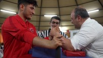 MİLLİ SPORCU - Bakan Varank, Avrupa Sampiyonu Milli Sporcu Ile Bilek Güresi Yapti