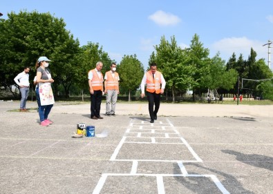 Baskan Okulu Boyadi, Çocuklarla Seksek Oynadi