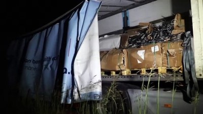 Edirne'de Tirdan Dökülen Alüminyum Çubuklar Sinir Kapisina Giden Yolda Trafigi Aksatti