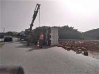 DİREKSİYON - Izmir'de Viraji Alamayan Tugla Yüklü Tir Devrildi Açiklamasi 1 Yarali